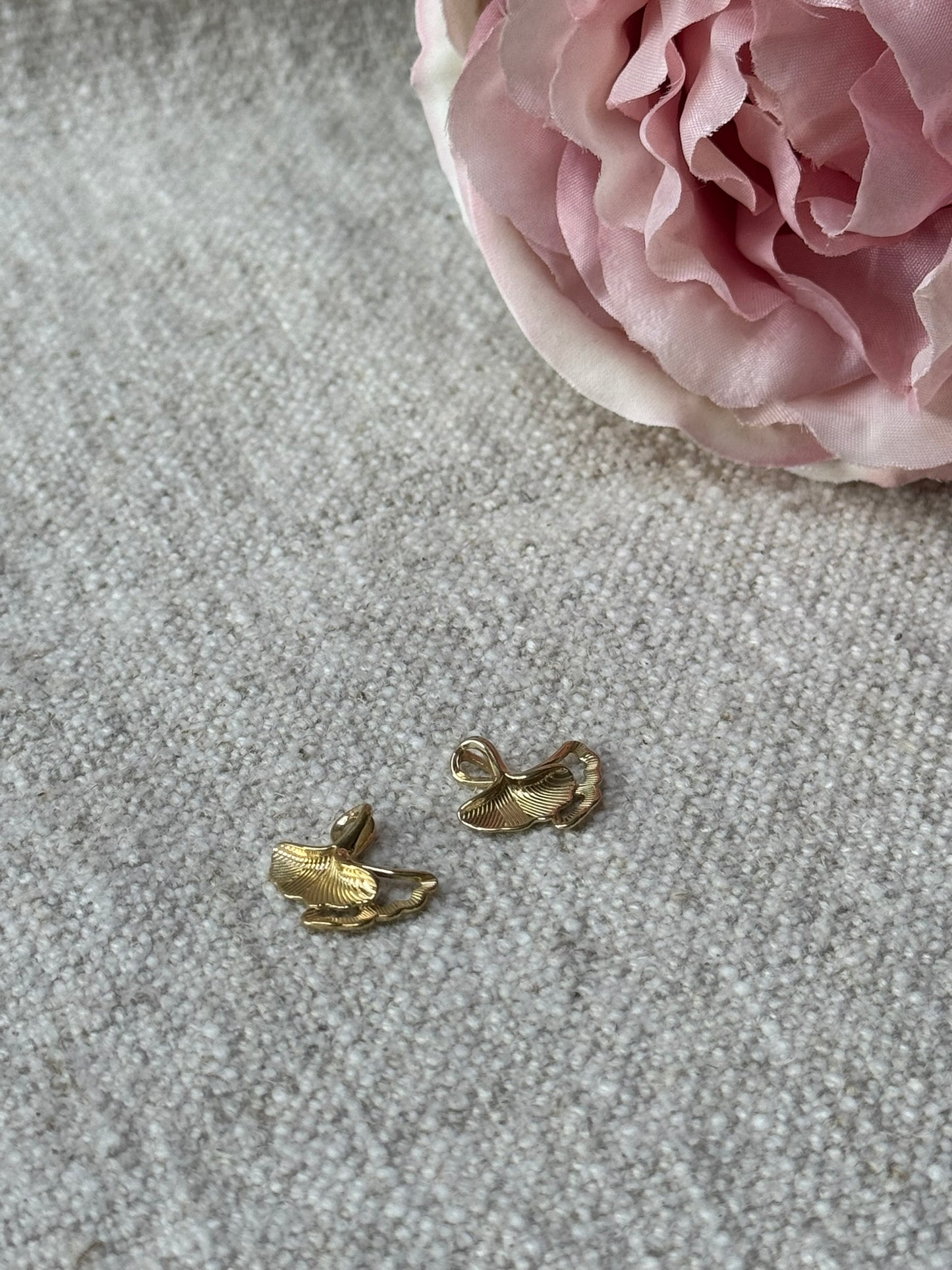 Gullfarget Skjell Charm – Naturlig eleganse