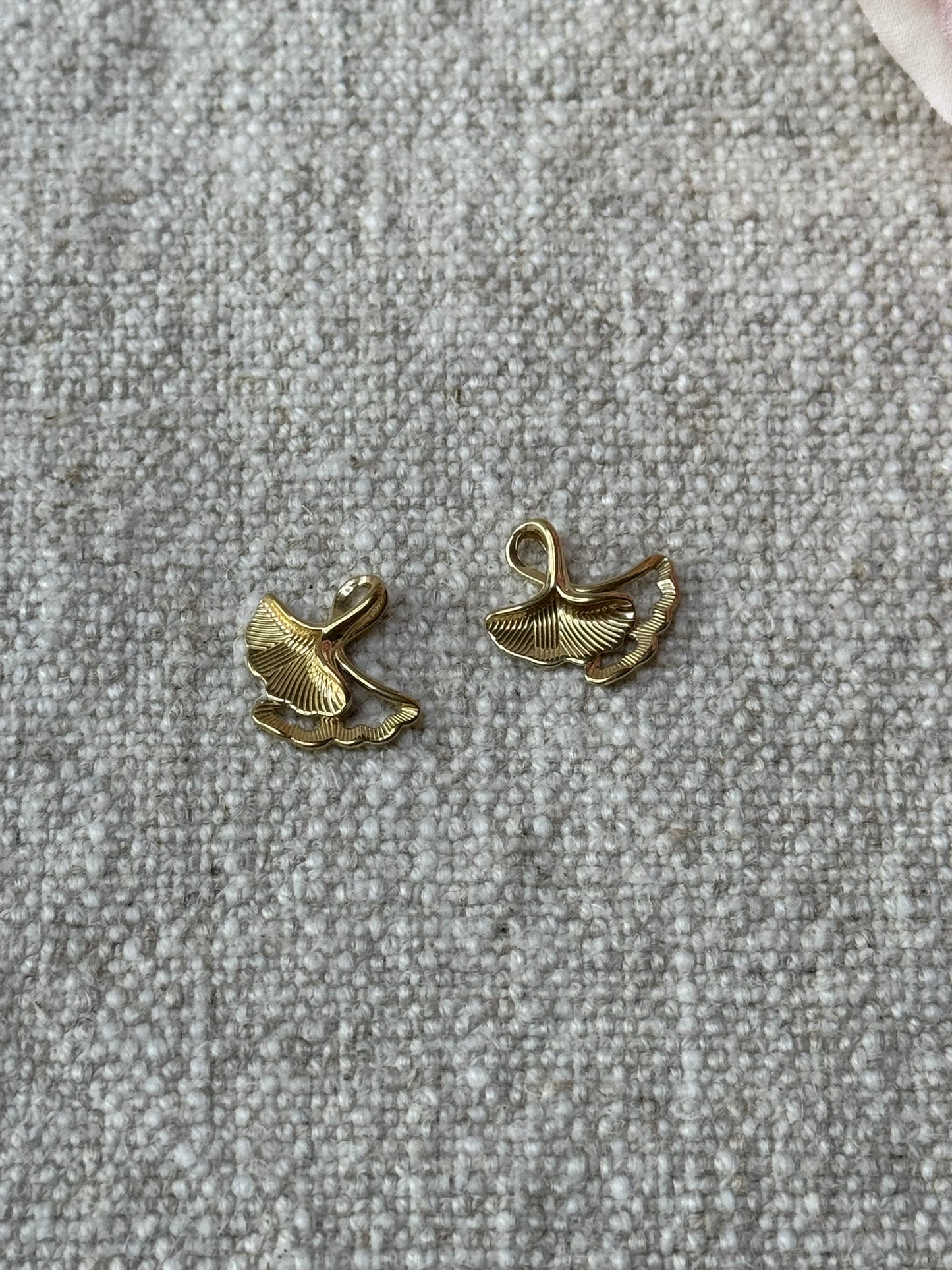 Gullfarget Skjell Charm – Naturlig eleganse