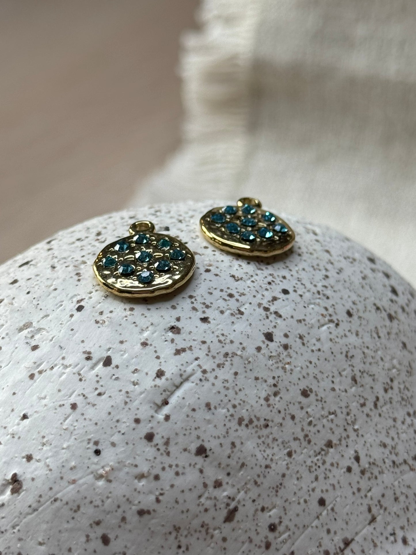 Havdråpe Charm – Glitrende blå magi