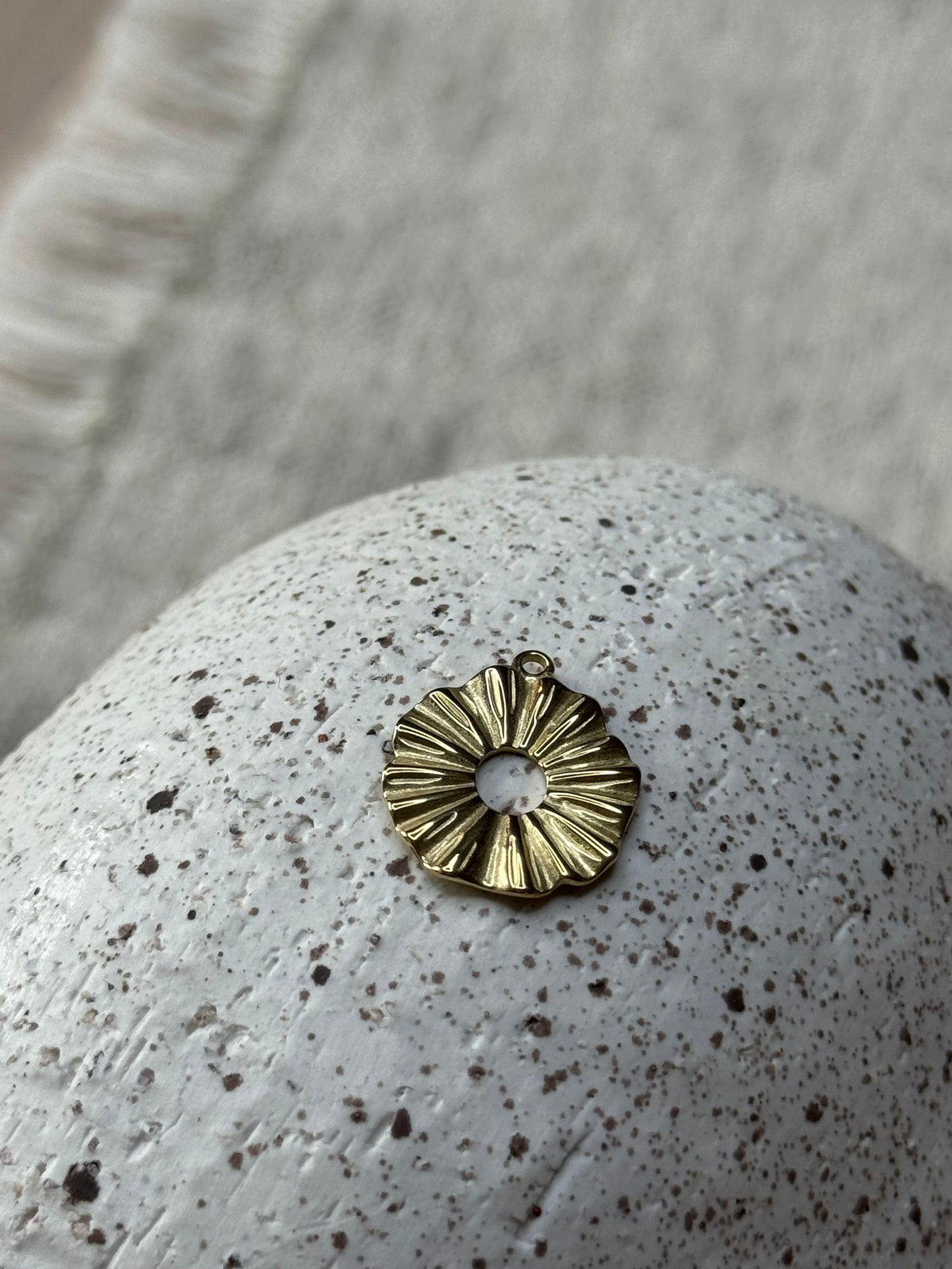 Solblomst Charm – Strålende og rå
