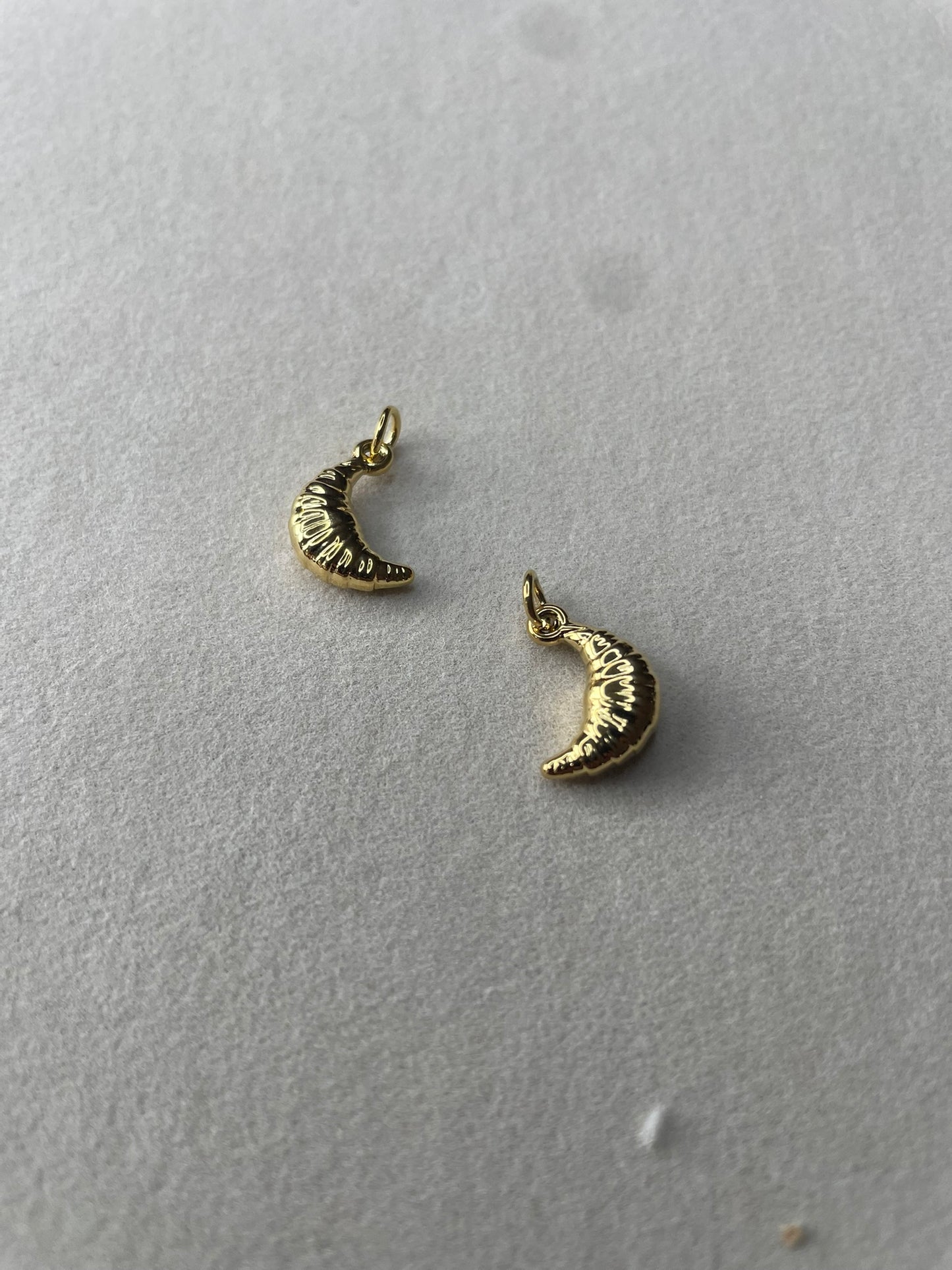 Elegant croissant-charm – en smakfull detalj