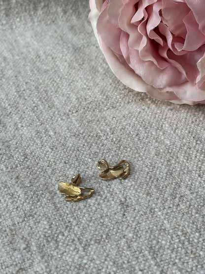 Gullfarget Skjell Charm – Naturlig eleganse