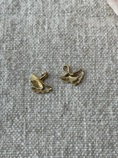 Gullfarget Skjell Charm – Naturlig eleganse
