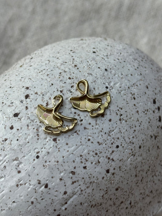 Gullfarget Skjell Charm – Naturlig eleganse