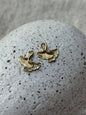 Gullfarget Skjell Charm – Naturlig eleganse