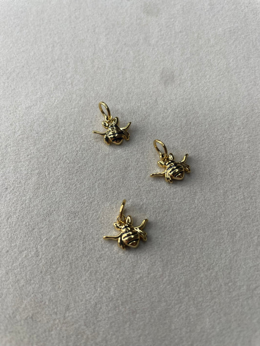 Søt og symbolsk bie-charm i 18K gullforgylt sølv
