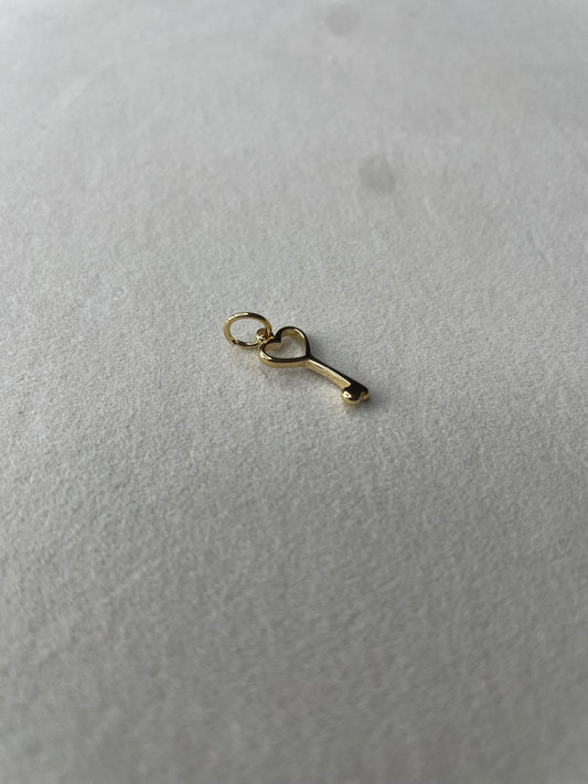 Nøkkel – Charm i Gull